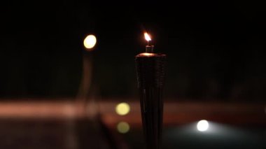 Tropik yaz tatil beldesinde antik odun tarzı gaz lambası.