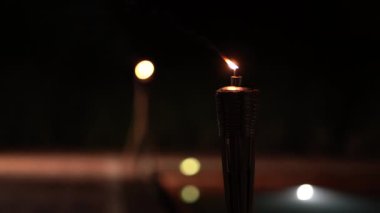 Tropik yaz tatil beldesinde antik odun tarzı gaz lambası.