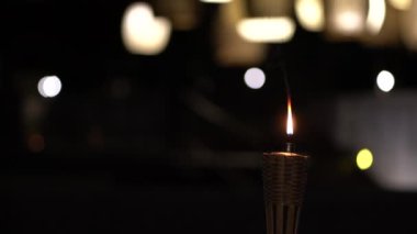 Tropik yaz tatil beldesinde antik odun tarzı gaz lambası.