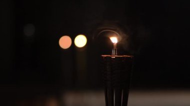 Tropik yaz tatil beldesinde antik odun tarzı gaz lambası.