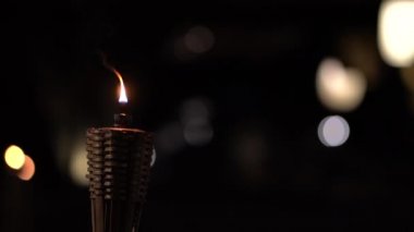 Tropik yaz tatil beldesinde antik odun tarzı gaz lambası.