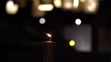 Tropik yaz tatil beldesinde antik odun tarzı gaz lambası.