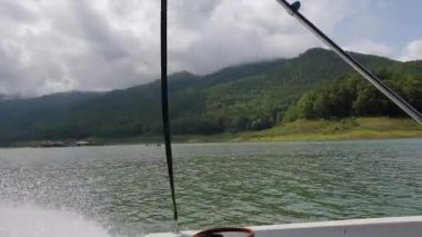 Sürat teknesinde oturan Asyalı kadın rüzgar gibi uçtu gitti.