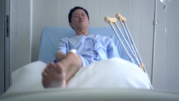 Ásia Homem Ferido Seu Perna Joelho Tornozelo Admitir Hospital Dor — Vídeo de Stock