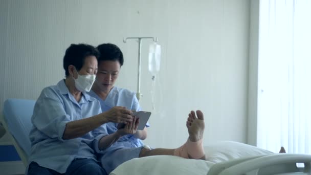 Asiática Madre Hijo Que Indured Pierna Hospital Cama Compartir Conversación — Vídeo de stock