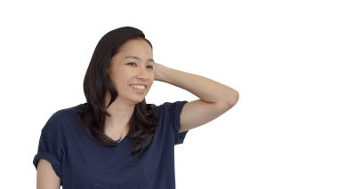 Güneydoğu Asyalı kız. Uzun kır gülüşü. Günlük tişört fotokopi alanı.