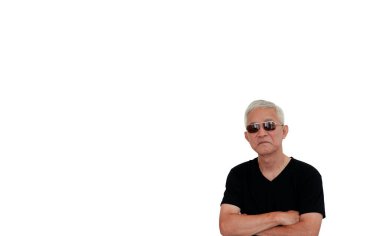 Asyalı yaşlı çift, güneş gözlüklü mutlu gülümseme ifadesi izole fotokopi alanı