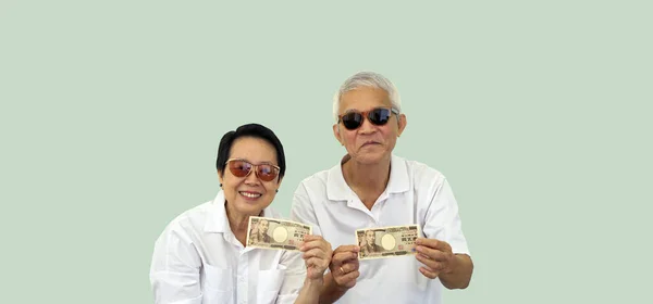 現金投資利益退職給付金融を保有するアジアのシニアカップル — ストック写真