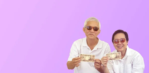 Ασιατικό Ηλικιωμένο Ζευγάρι Που Κατέχει Κεφάλαια Επενδύσεων Μετρητά Κέρδη Συνταξιοδοτικών — Φωτογραφία Αρχείου
