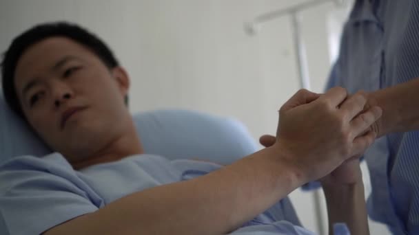 Asiatique Maman Visitant Adulte Som Admettre Hôpital Tenant Main Encourager — Video