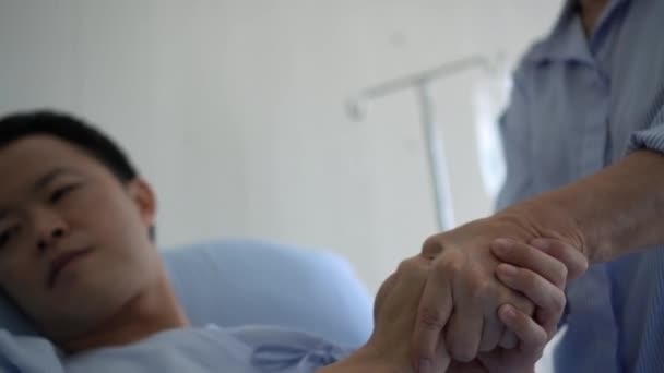 Ázsiai Anya Látogató Felnőtt Som Elismerik Kórházban Kéz Kézben Ösztönzi — Stock videók