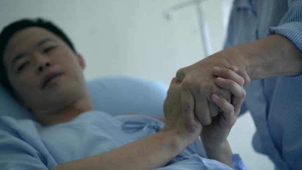 Asian Mom Visiting Adult Som Admit Hospital Holding Hand Encourage — Stock Video