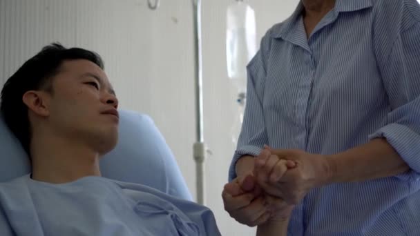 Asian Mom Visiting Adult Som Admit Hospital Holding Hand Encourage — Stock Video