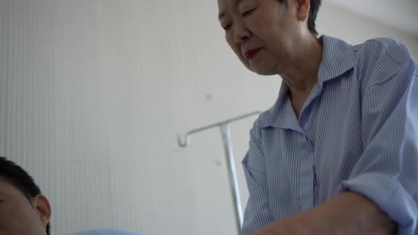 Asian Mom Visiting Adult Som Admit Hospital Holding Hand Encourage — Stock Video