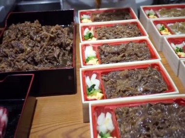 Japon aşçı yemek pişiriyor ve yemek hazırlıyor.