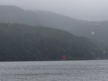 Ashi Gölü bulutlu yağmurlu manzara kırmızı torii geçit görüntüsü Hokone korsan gemisinin Japonya 'da seyahat cazibesi