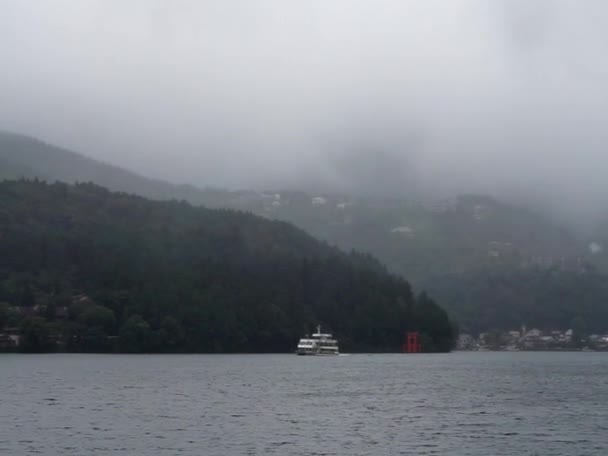 从霍孔海盗船巡游日本旅游胜地看亚希湖多云的雨景红色环形山门 — 图库视频影像