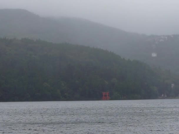 Lago Ashi Nublado Paisaje Lluvioso Rojo Torii Puerta Vista Desde — Vídeo de stock