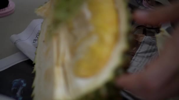 Manos Corte Durian Rey Fruta Tailandesa Familia Corte Abierto Comer — Vídeos de Stock