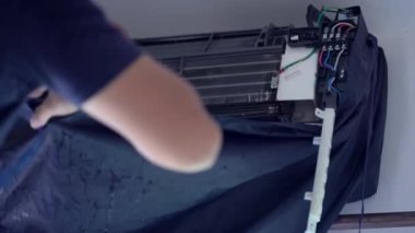 Yazın havalandırmayı temizlemek için havalandırma bobinine sprey sıkılmış.