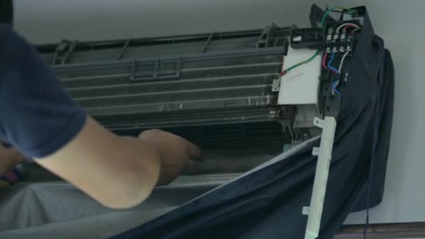 夏の間のAcメンテナンスをきれいにするために空気コイル上の技術者のスプレーエアコンのクリーンなスプレー — ストック動画