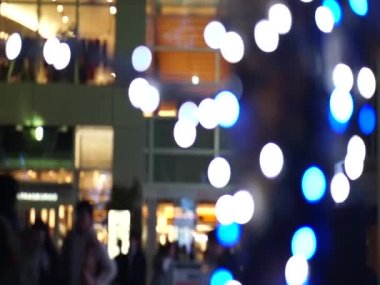 Roppongi Tokyo bölgesindeki mavi sihirli Noel aydınlatma ışığı kışın yürüyen insanları vurdu