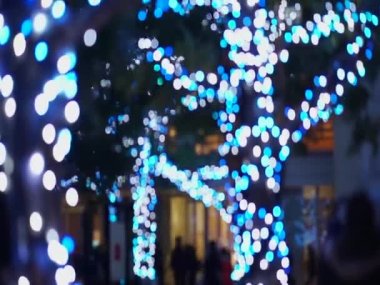 Roppongi Tokyo bölgesindeki mavi sihirli Noel aydınlatma ışığı kışın yürüyen insanları vurdu