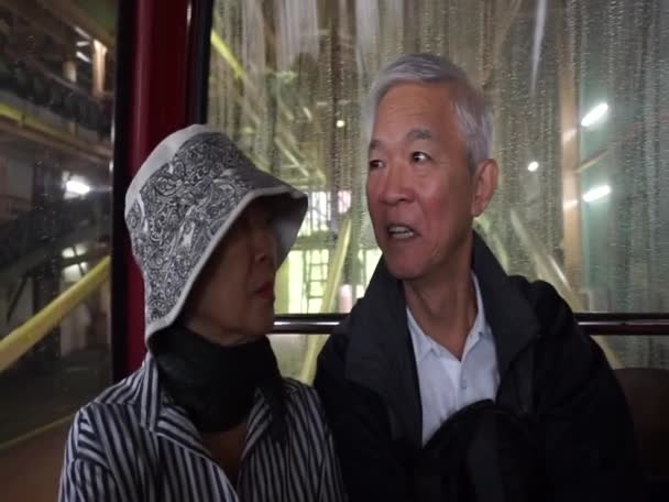 Asya Yaşlı Çift Japonya Teleferikle Tatil Gezisi Yapıyor — Stok video