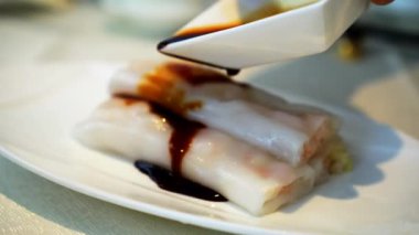 Cheung fun üzerine tatlı soya sosu buğulanmış pirinç eriştesi Çin lokantasında Çin yemeği.