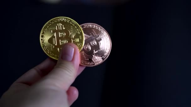 手保有ビットコイン暗号コイン未来的なブロックチェーンデジタル通貨高リスク投資市場 — ストック動画