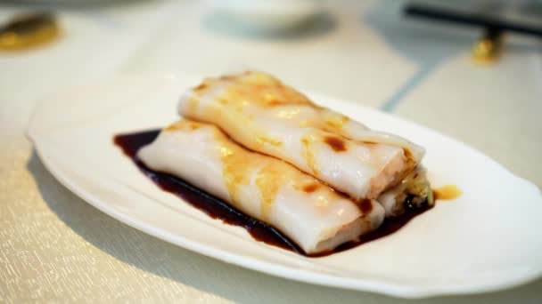 楽しい蒸し米麺ロールの上に甘い醤油を置く薄暗い合計食事で広東語中国料理レストラン — ストック動画
