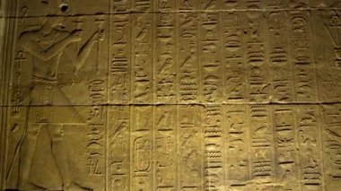 Aswan Mısır 'daki Afrika Unesco sahasının üzerine oyulmuş büyük bir hiyeroglifler duvarı.
