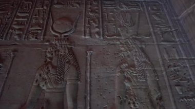 Yıkılmış duvar tanrıçasına tapınan İsis hiyeroglif sanatı
