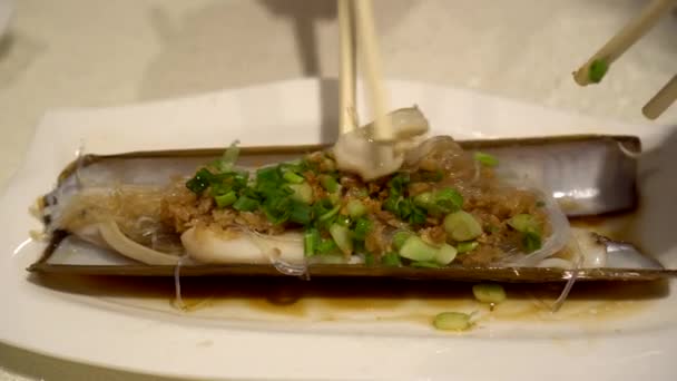 Использование Палочки Еды Запеченные Бритвы Спокойствие Стеклянной Лапшой Ресторане Китайской — стоковое видео