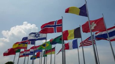 Uluslararası renkli ulusal bayraklar açık havada sallanıyor dünya işbirliğinin soyut rüzgarı ağır çekimde