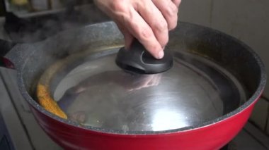 Şef Singapur Chili yengeci pişiriyor köri soslu haşlanmış yengeç Singapur 'un imzalı menüsü.