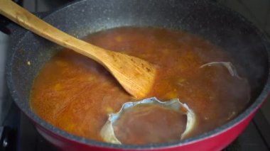 Şef taze yengeç ve yumurta pişiriyor Singapur imzalı kırmızı biberli yengeç