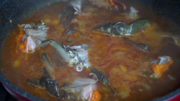 Chef Adding Whole Fresh Crab Egg Cooking Singapore Signature Chilli — Stock Video