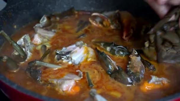 シェフの手で生の新鮮なカニを卵と一緒にシンガポールの名物料理チリカニカレースタイル — ストック動画