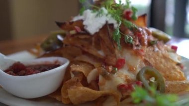 Sert kabuklu taco ve peynirli nachos. Meksika tabağı, salsa sosu ve soslu.