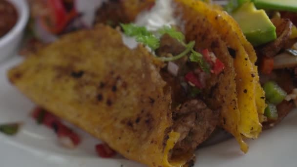 Mexicaanse Maïs Tortilla Harde Schelp Taco Met Gegrilde Rundvlees Salsa — Stockvideo