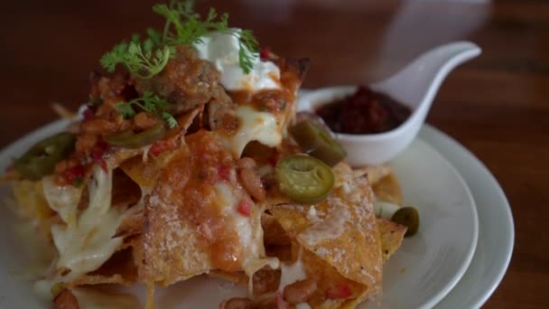 Meican Food Nacho Met Gesmolten Kaas Maïs Tortilla Chips Salsa — Stockvideo