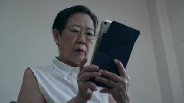 Asiatico Anziani Donna Preoccupazione Cerca Informazioni Tablet Spaventato Disagio Preoccupazione — Video Stock