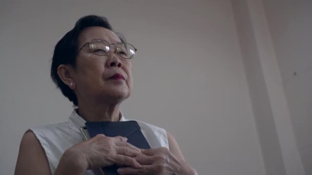 Asiatico Anziani Donna Preoccupazione Cerca Informazioni Tablet Spaventato Disagio Preoccupazione — Video Stock
