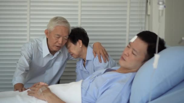 Asiatique Parents Aînés Triste Inquiétude Sujet État Santé Fils Adulte — Video