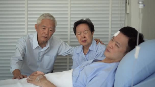 Asian Senior Parents Sad Worry Adult Son Health Condition Man — Stockvideo