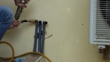 Evin altında termit ve böcekleri önlemek için tüp yoluyla kimyasal sprey sıkın.