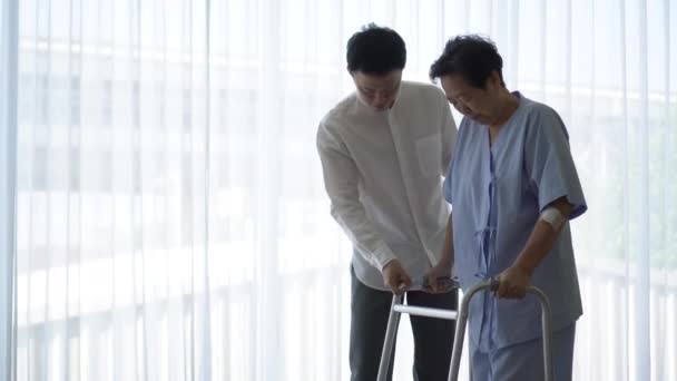 Yetişkin Asyalı Oğul Hastane Aşklarını Tedavi Etmek Için Walker Kullanarak — Stok video