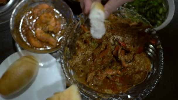 Hands Eating Singapore Chilli Crabs Fried Bun Dipping Bread Curry — Vídeo de stock