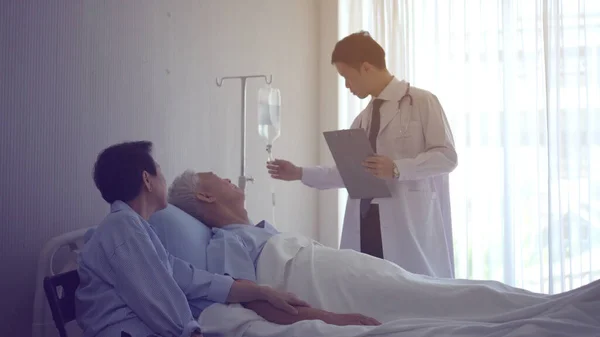 Asian Senior Elderly Couple Talking Doctor Unwell Health Admit Cancer — Foto Stock